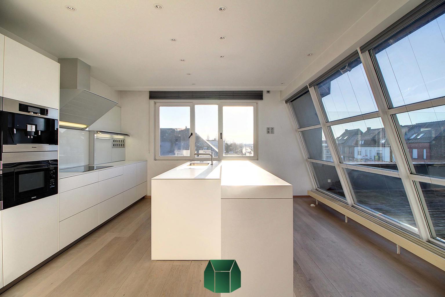 Penthouse de 380m² avec terrasse, garage et cave à vin !